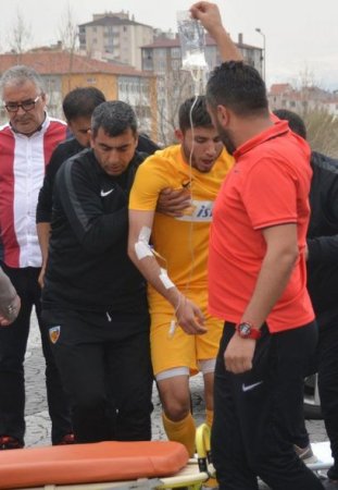 Futbolçunun ağzına arı girdi, xəstəxanalıq oldu - FOTO Futbolçunun ağzına arı girdi, xəstəxanalıq oldu - FOTO