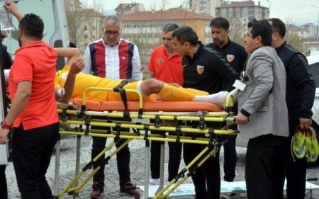 Futbolçunun ağzına arı girdi, xəstəxanalıq oldu - FOTO Futbolçunun ağzına arı girdi, xəstəxanalıq oldu - FOTO