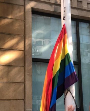 Bakıda Səfirlik binasından LGBT bayrağı asıldı Bakıda Səfirlik binasından LGBT bayrağı asıldı