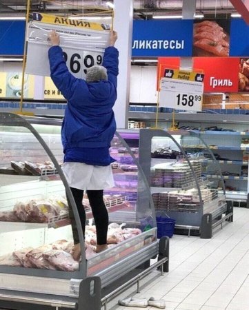 Supermarketdə iyrənclik - Satıcı ayaqyalın ət "vitrin"inə çıxdı (FOTO) Supermarketdə iyrənclik - Satıcı ayaqyalın ət "vitrin"inə çıxdı (FOTO)