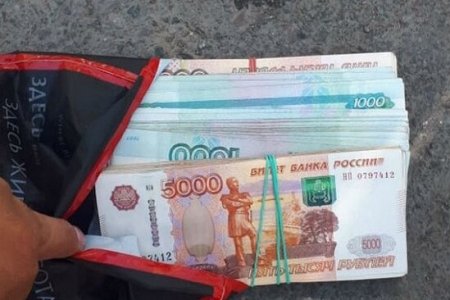Azərbaycanlı itmiş 1 milyonu sahibinə qaytardı Azərbaycanlı itmiş 1 milyonu sahibinə qaytardı